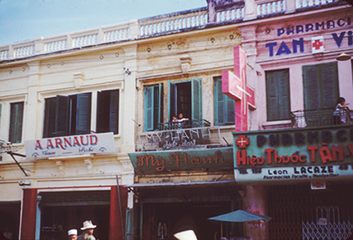 Các cửa hàng bên trong trung tâm thành phố năm 1954.