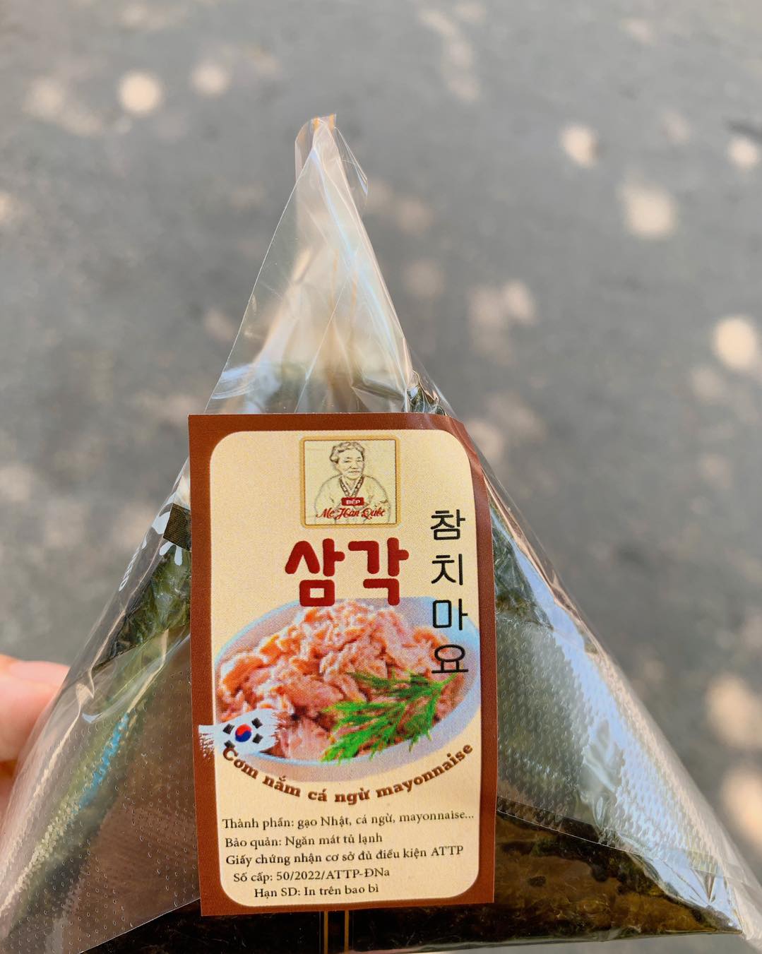 Bạn có thể mua nhiều đồ ăn đặc trưng Hàn Quốc như kimpap, cơm nắm,...