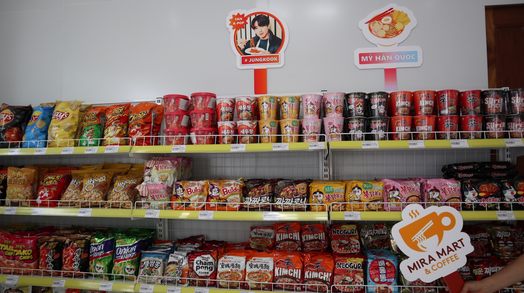Cửa hàng có đầy đủ các loại mì Hàn Quốc.