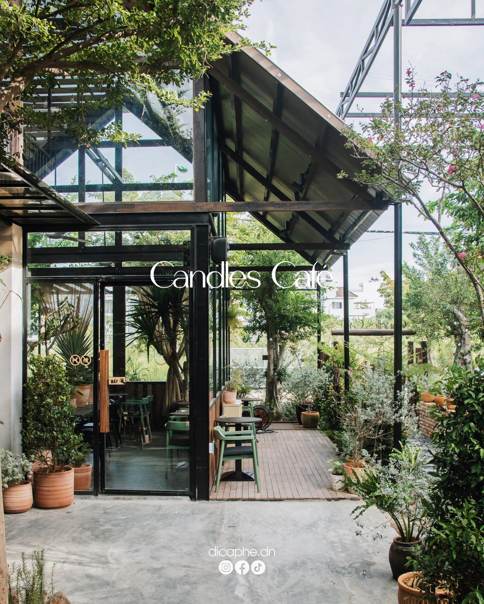 Candles café sở hữu không gian xanh mướt.