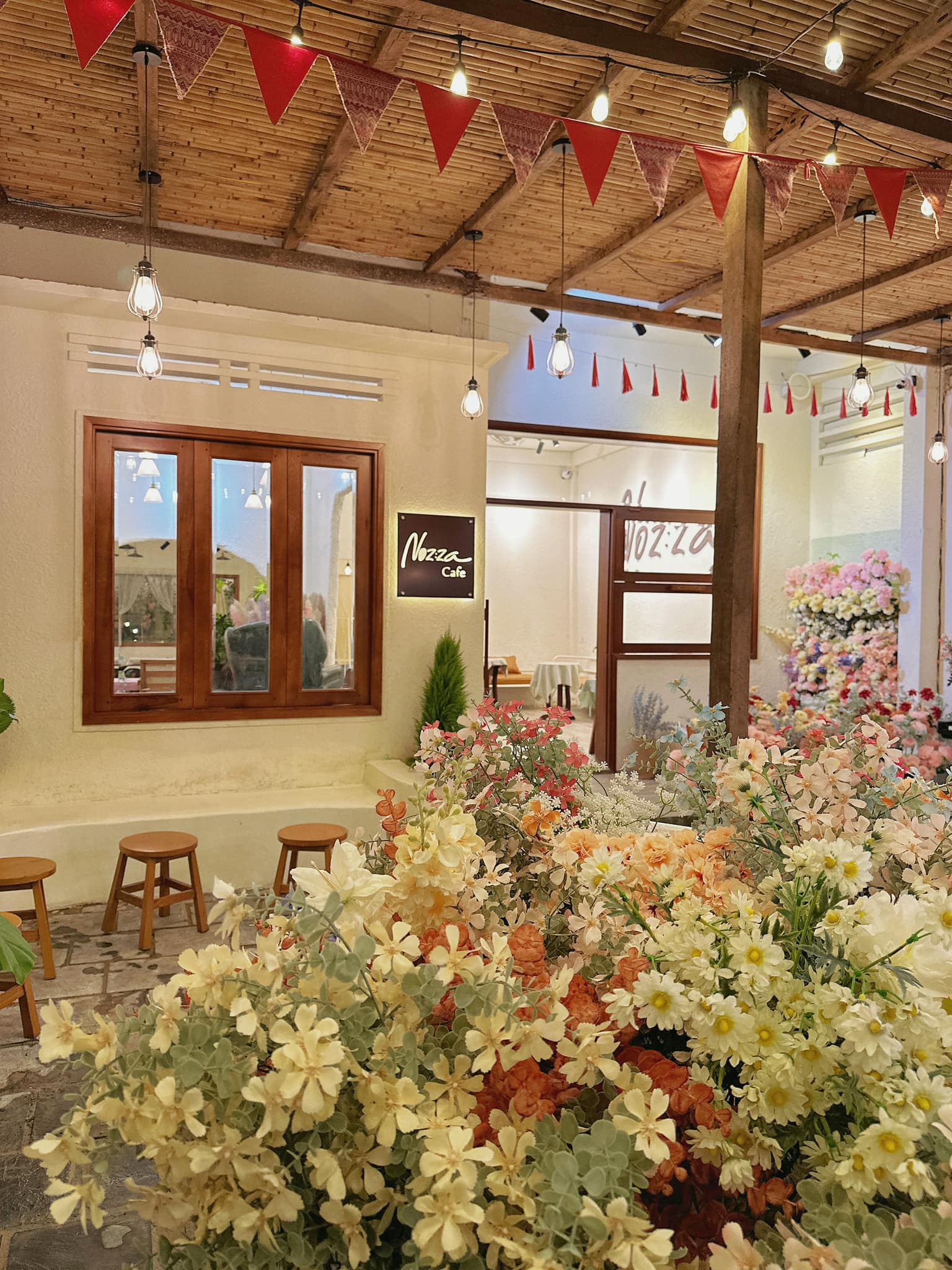Không gian Noz:za cafe ngập tràn hoa.