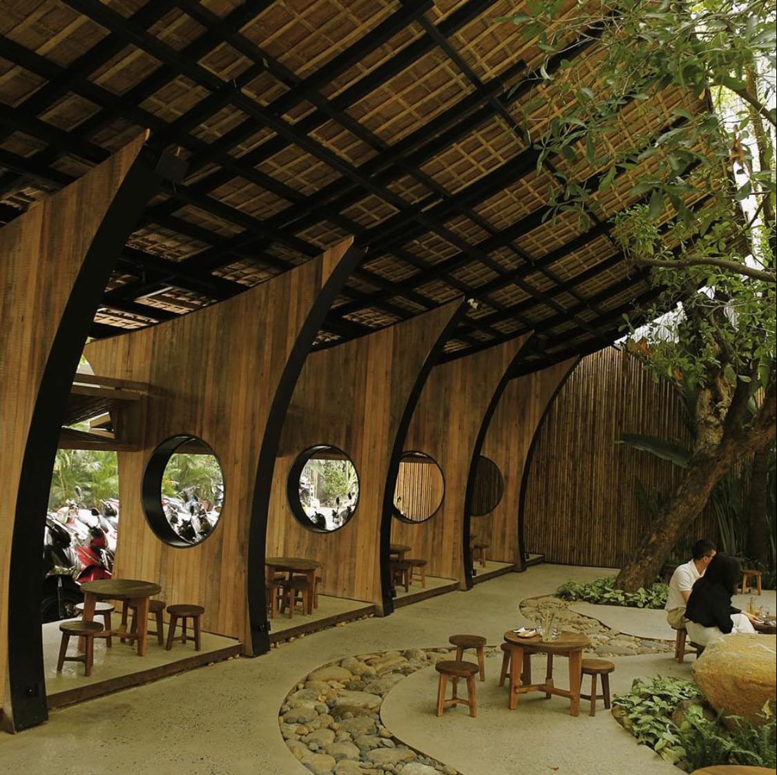 Nia Cafe sở hữu kiến trúc gỗ và tre nứa đặc trưng.