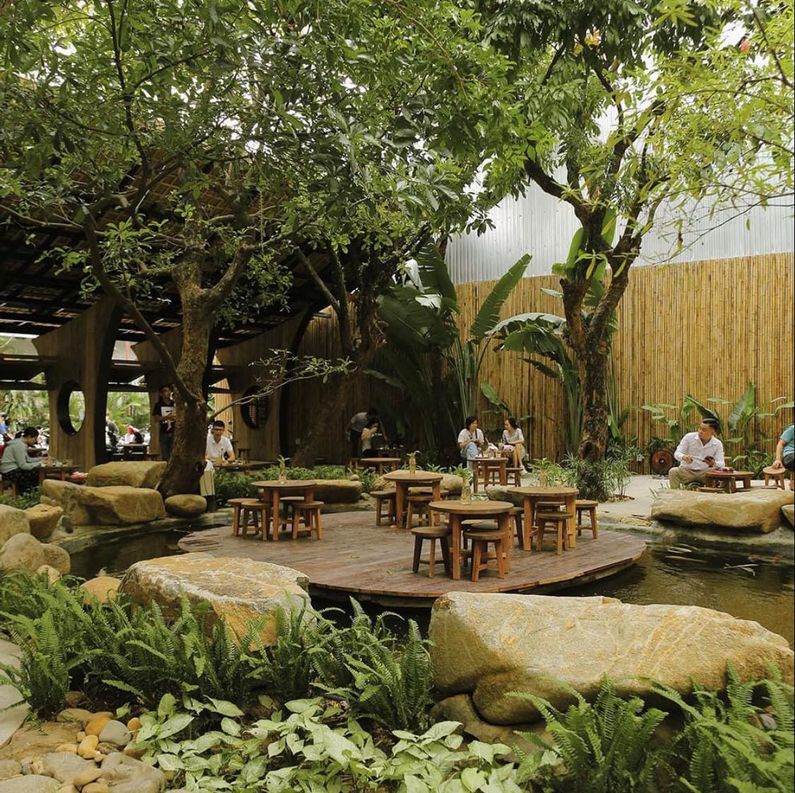 Nia Cafe sở hữu không gian xanh mướt. 