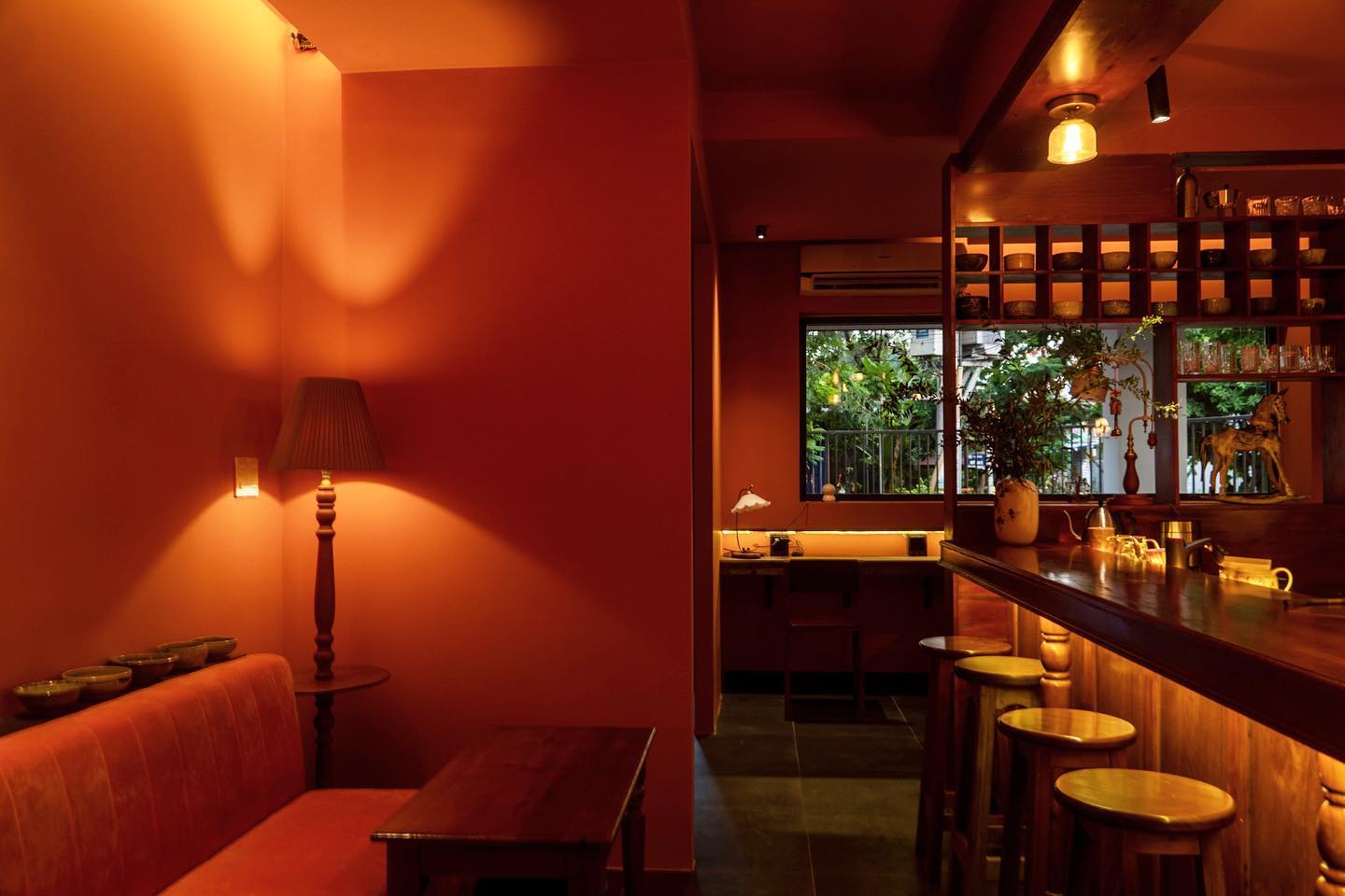 Sếu The Tearoom nổi bật với tông màu đỏ cam.