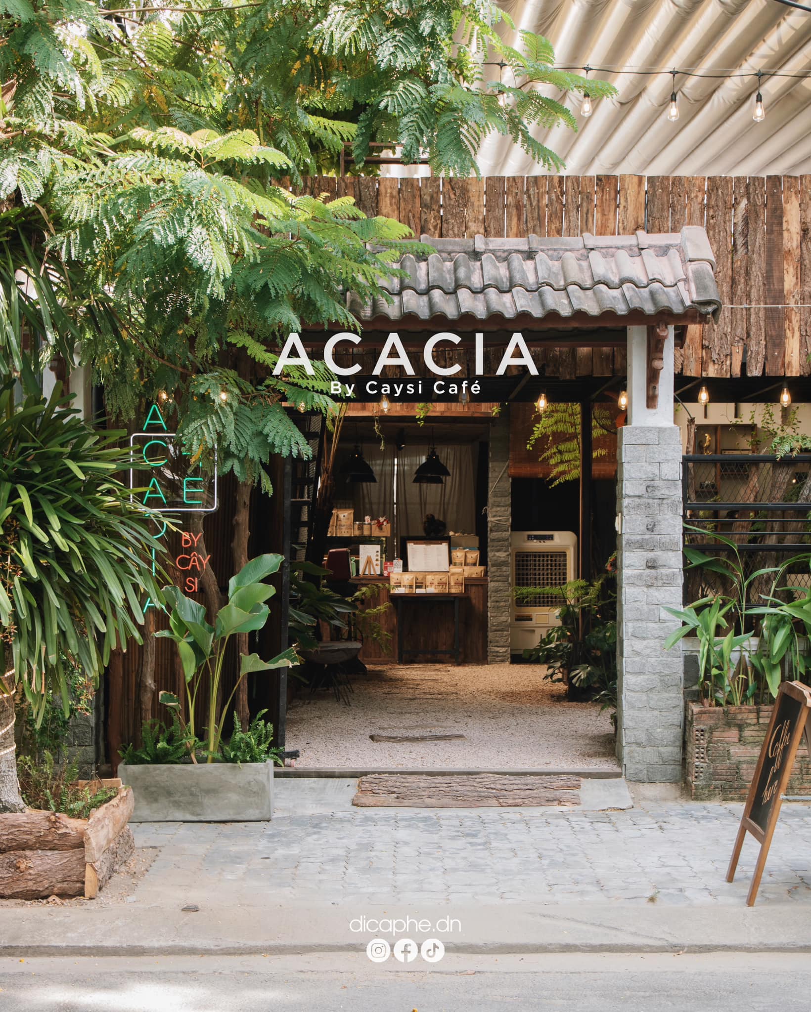 Acacia by CaySi cafe nằm trong một khu dân cư yên tĩnh gần biển.