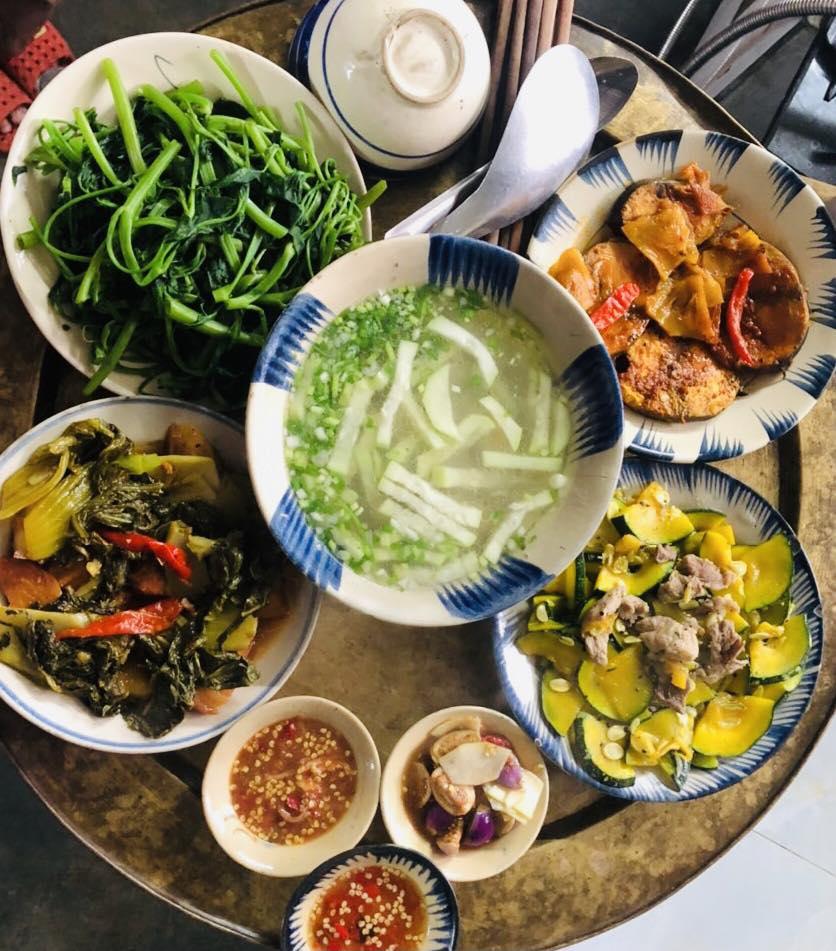 Bữa cơm dân giã tại Cơm Bao Cấp Đà Nẵng.