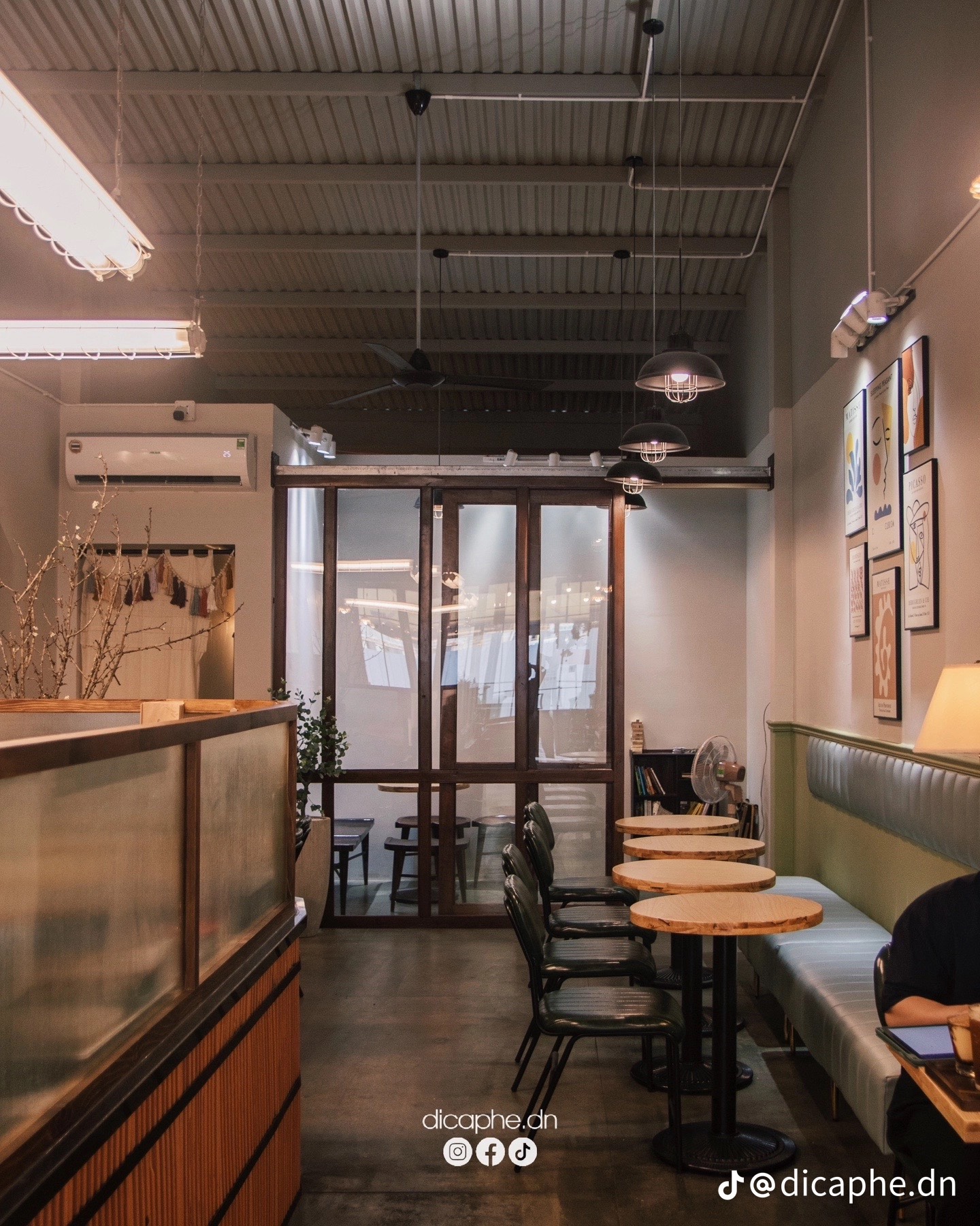 Không gian bên trong Meet Bánh mì & Coffee khá khiêm tốn.