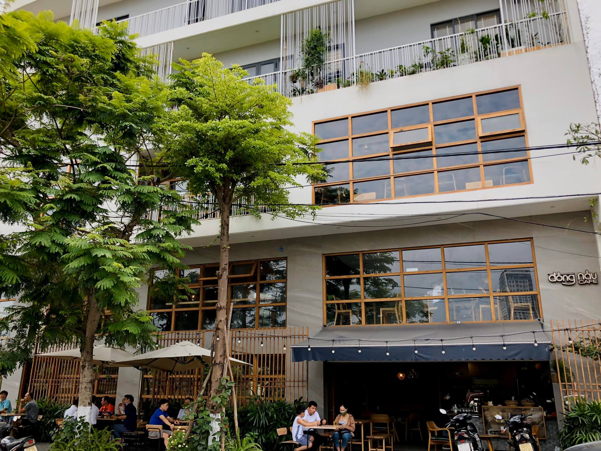 Đồng Nâu Cafe có không gian 3 tầng rộng rãi.