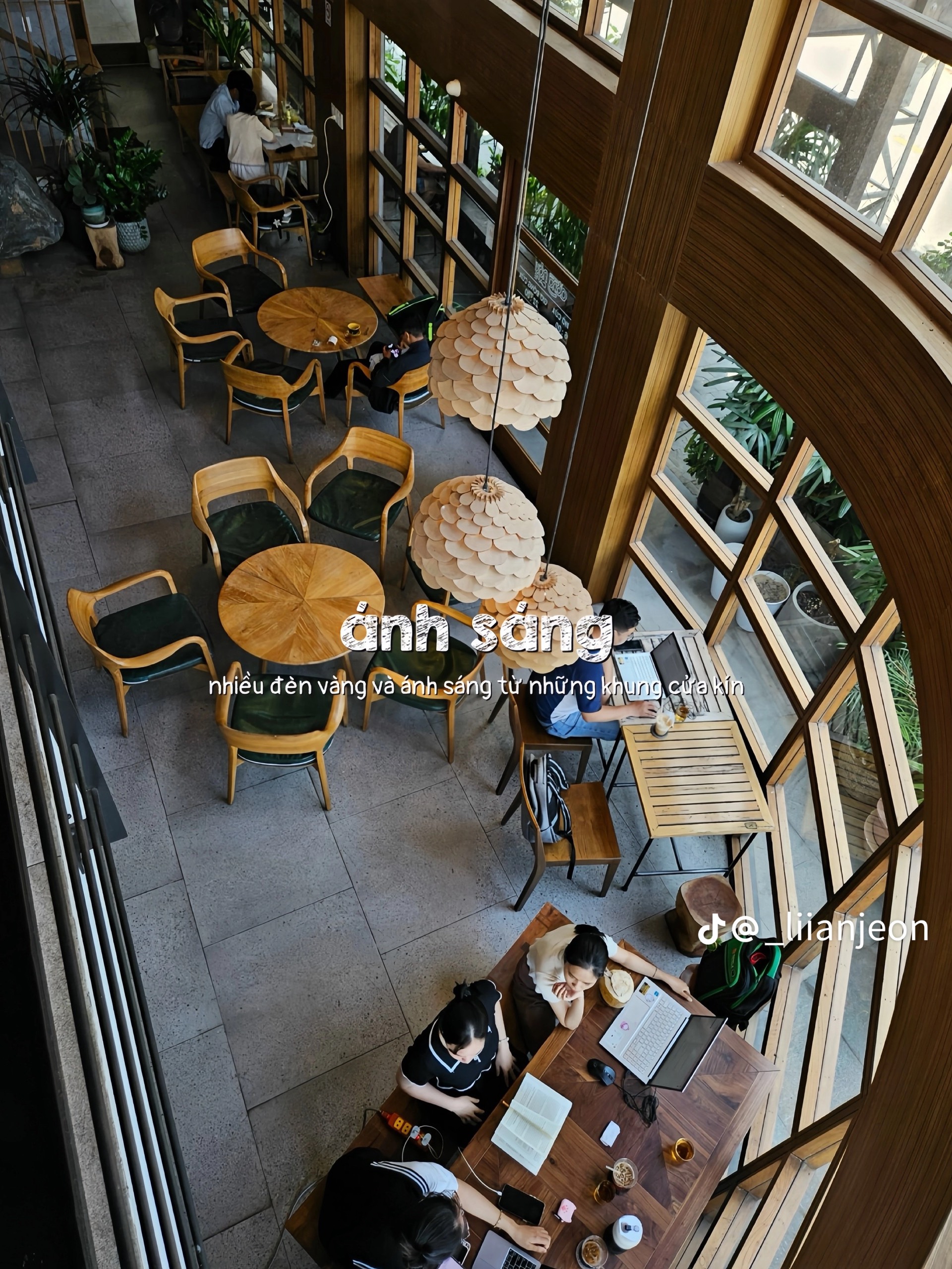Đồng Nâu Cafe mang phong cách hiện đại.