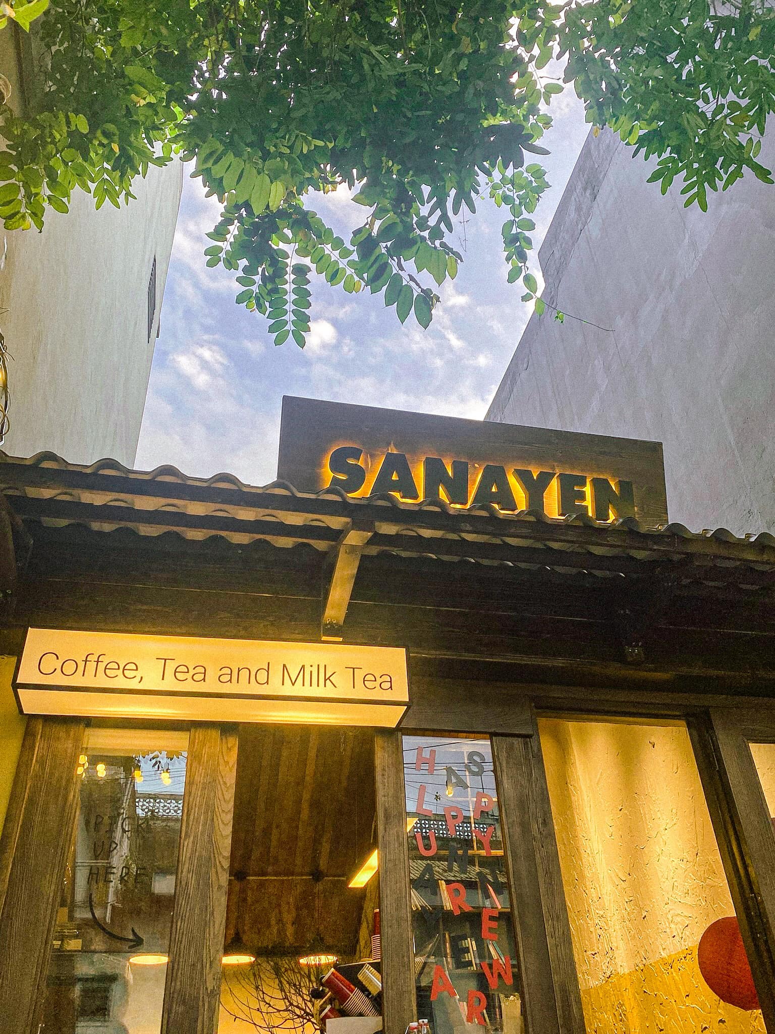 Sanayen Coffee & Tea nằm ngay góc phố sầm uất.
