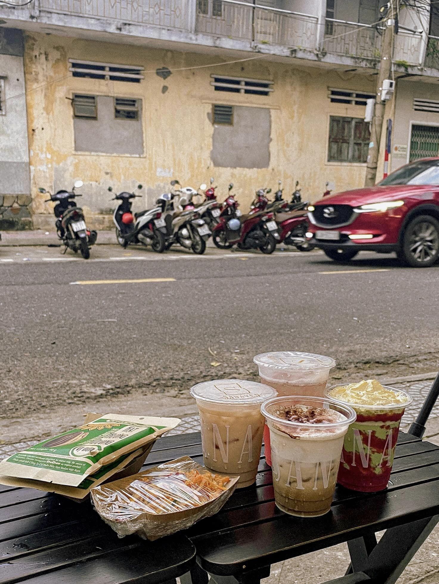 Chỗ ngồi ngắm đường phố chill chill tại Sanayen Coffee & Tea.